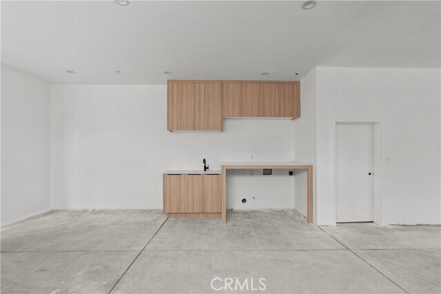 Building Photo - 13944 Vanowen St