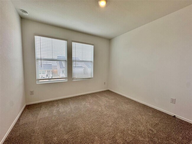 Building Photo - 554 Sormonne Lp