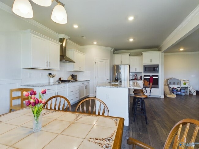 Building Photo - 219 Maureen Dr SW