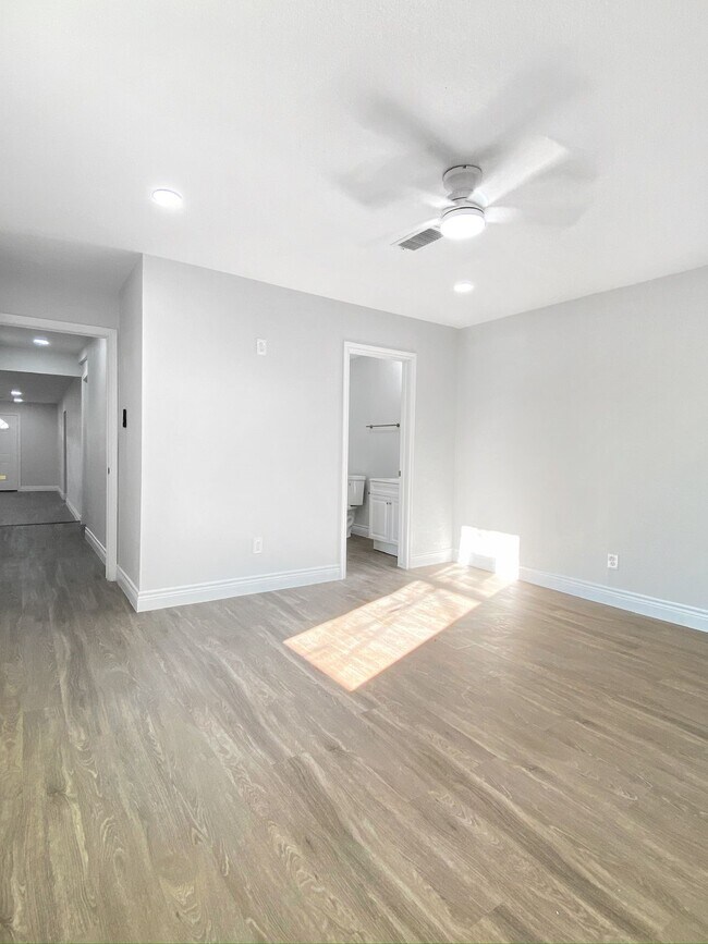 Building Photo - 810 Avenue D