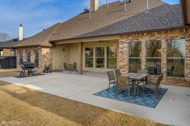 Building Photo - Beautiful 4 bedroom/4 Bathroom Home with a Peaceful Backyard