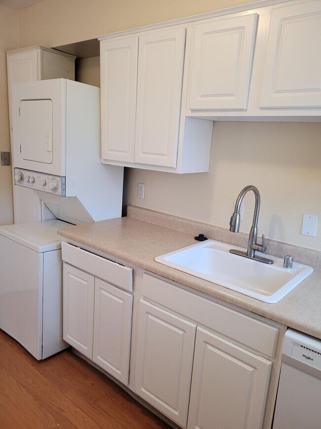 Building Photo - 2 bedroom townhome with 2 bathrooms