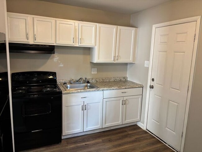 Building Photo - Charming 2-bedroom and 1-bathroom house lo...