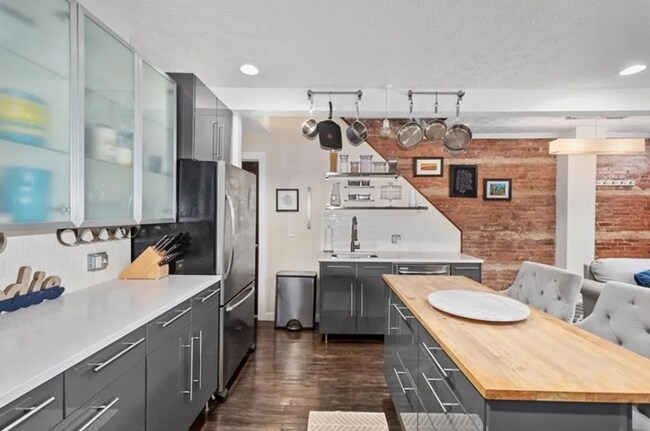 Building Photo - *Beautifully Updated & Spacious 3BD/2.5BA ...