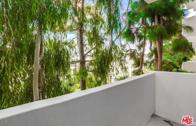 Building Photo - 435 N Oakhurst Dr