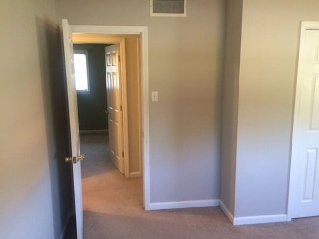 Building Photo - 3 Bed 2 Bath Home