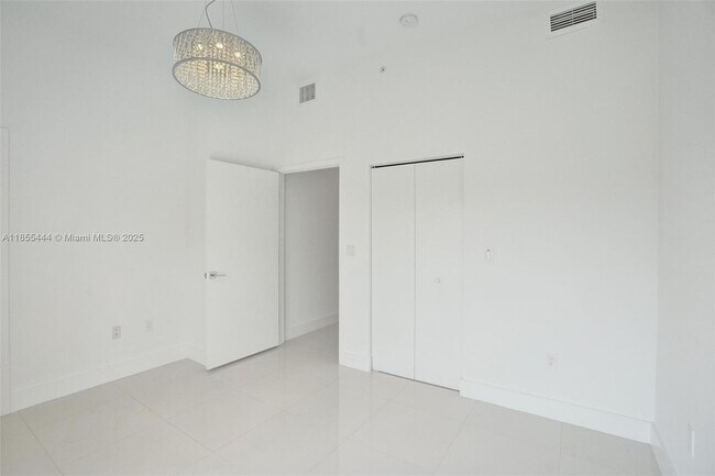 Building Photo - 516 SE 1st Cir