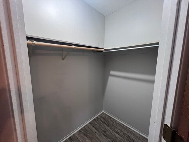 Building Photo - Spacious 1-Bedroom Apartment - Main Floor!