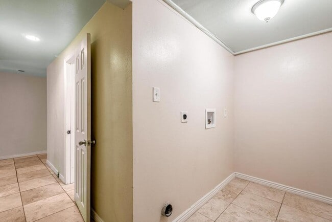 Building Photo - 703 Orion Dr