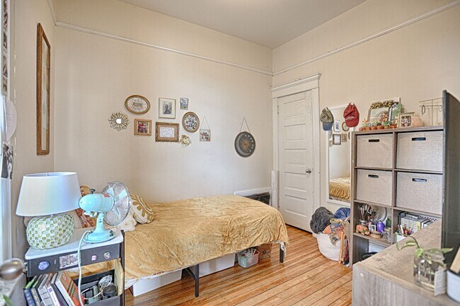 Building Photo - HUGE TOP FLOOR 3Bed/2Bath in Logan Square! In-Unit Laundry! Central Air! Large Private Deck!