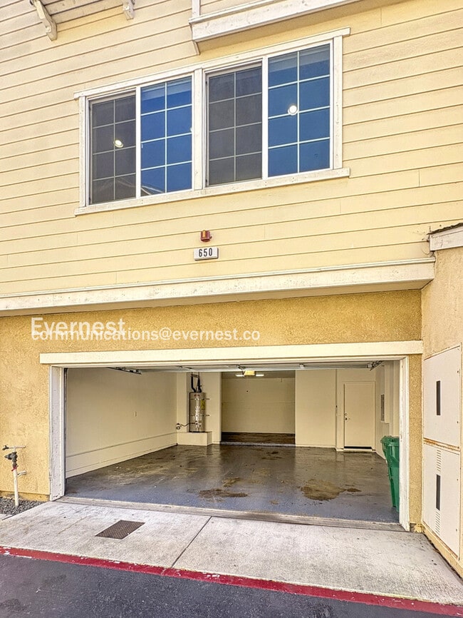 Building Photo - 650 Summer Ln