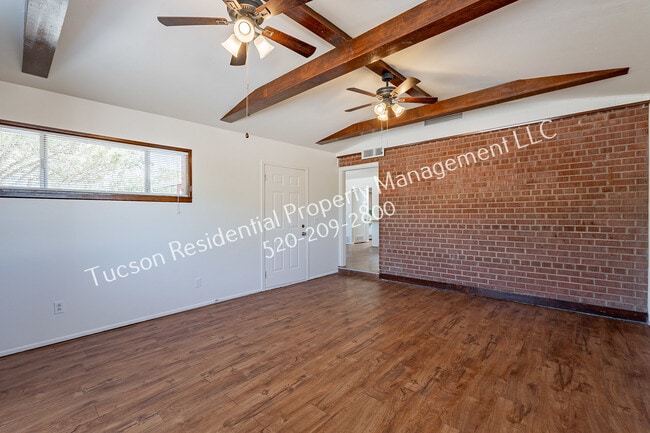 Building Photo - 826 E Water St
