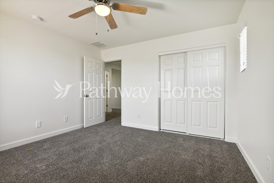 Building Photo - 2451 W Parkway Dr