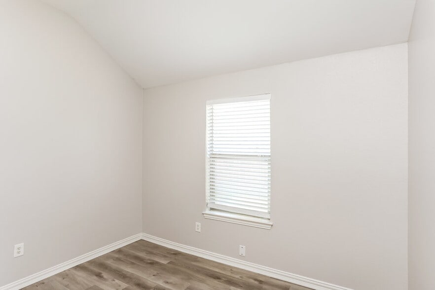 Building Photo - 205 S Chestnut St