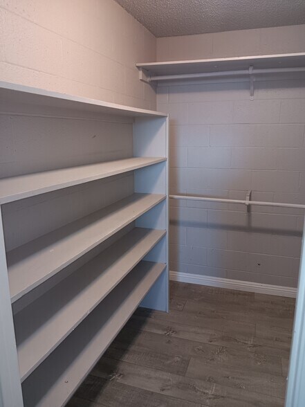 Building Photo - 565 S Royal Crest Cir