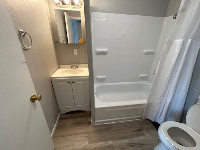 Building Photo - 3 Bed- 1 Bath Single Family Home