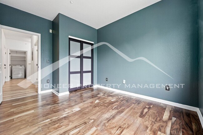 Building Photo - Spacious Condo with Central AC and Washer/...