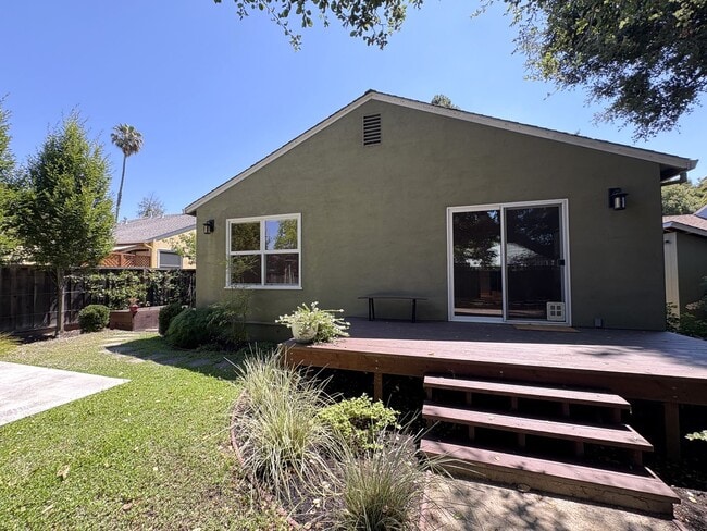 Building Photo - Beautiful 4BD/2BA Menlo Park Home with Lar...