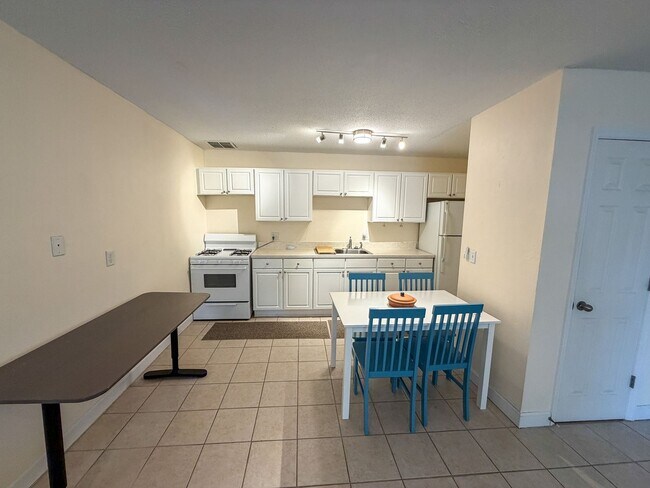 Building Photo - Summit House J-22