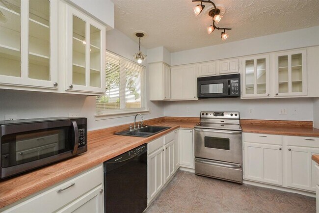 Building Photo - 15702 Timber Rock Dr