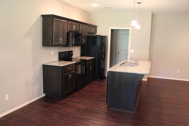 Building Photo - 5001 Raintree Cir