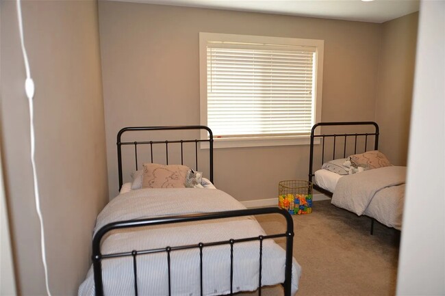 Building Photo - 6110 E 7th Ln