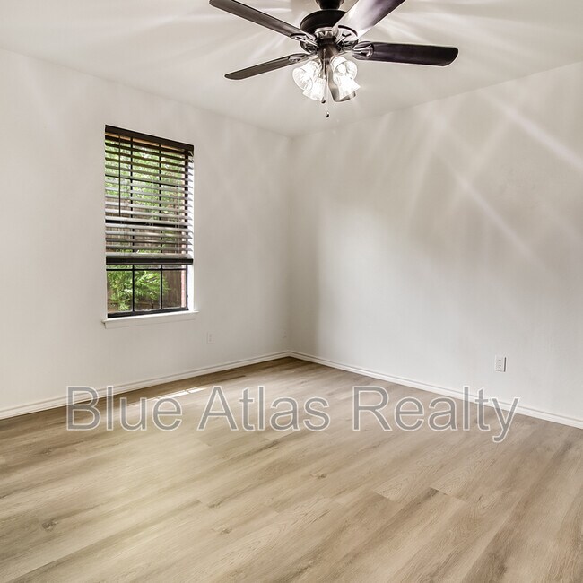 Building Photo - 1329 E Windsor Dr