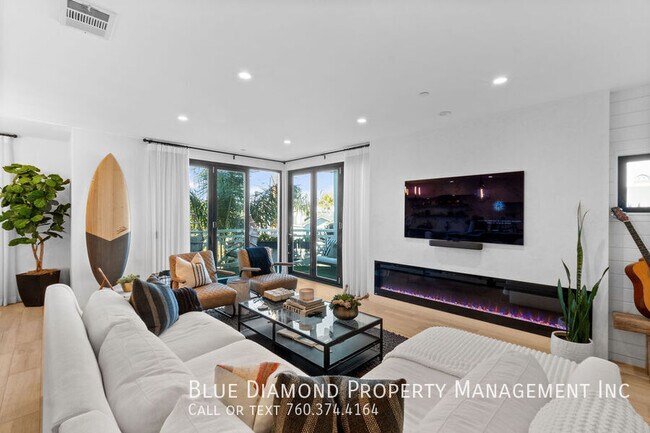 Building Photo - 3301 Lincoln-