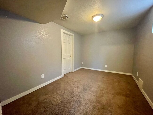 Building Photo - 4 Bed standalone AVAILABLE NOW! Half off A...