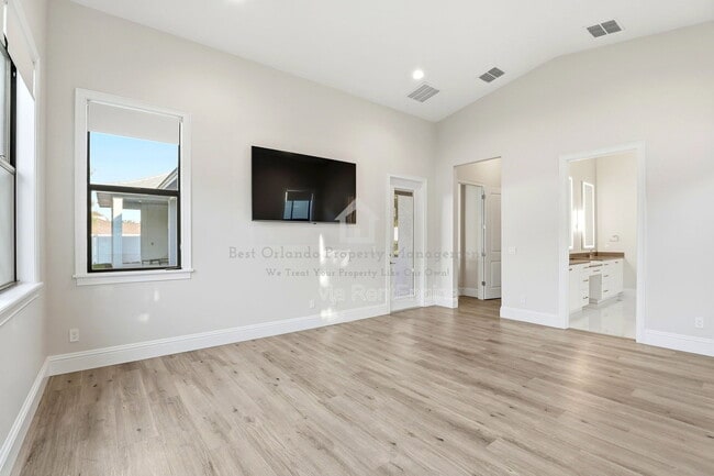 Building Photo - 705 Largovista Dr