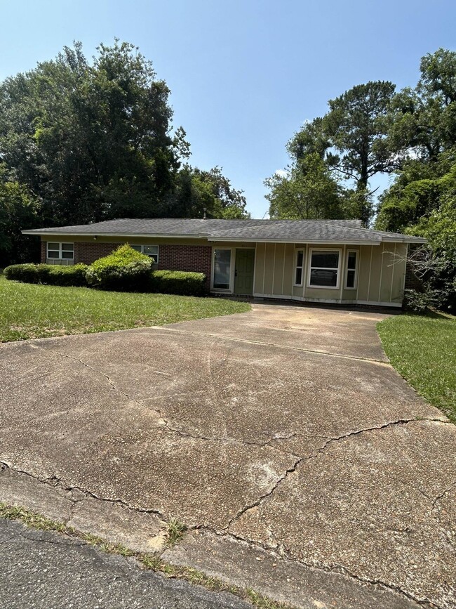 Building Photo - 811 Bahama Dr