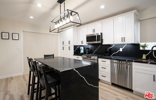 Building Photo - 8704 Dorrington Ave