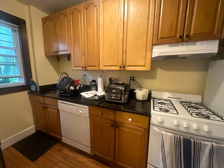 Building Photo - 156 Magazine St