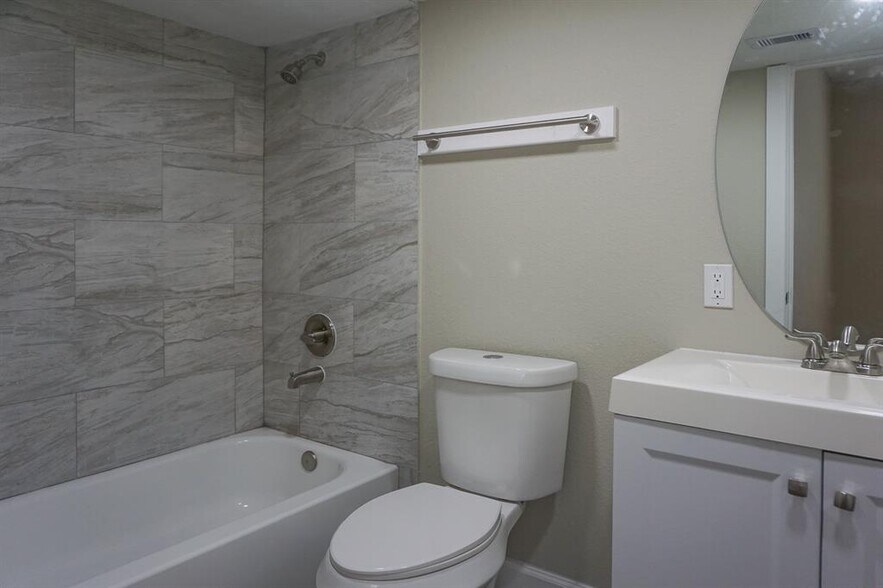 Bath in 2nd bedroom - 3703 Market St