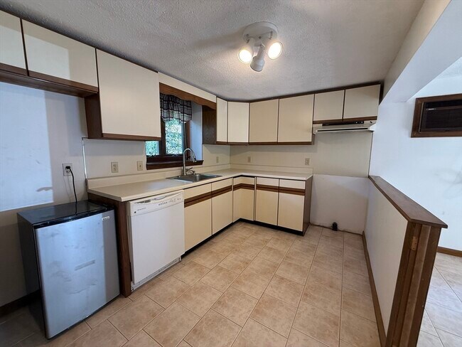 Building Photo - 9 Brookdale Cir