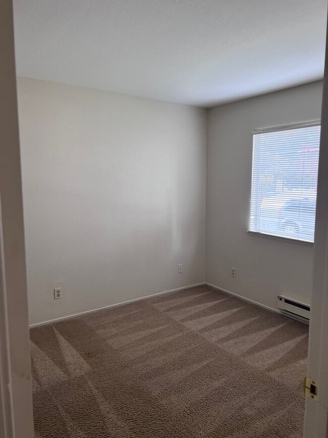 Building Photo - Large 3BR/2BA Townhouse, 2 Car Garage, Was...