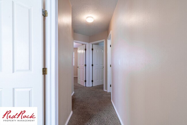 Building Photo - Pet Friendly - 4 Bed 2 Bath for rent in St. George