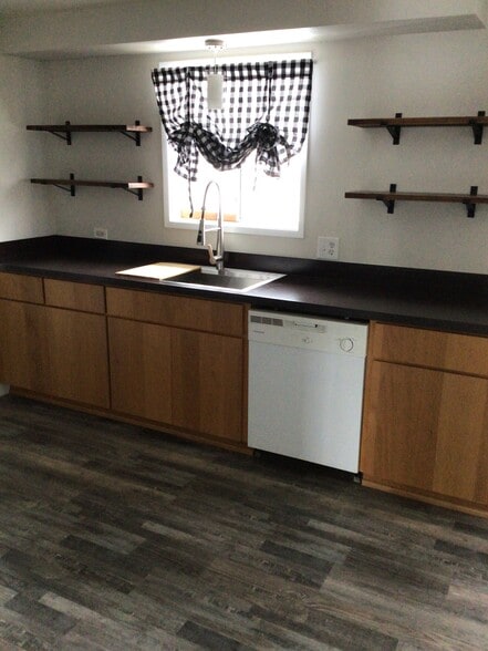 Kitchen - 1320 Summers Ln