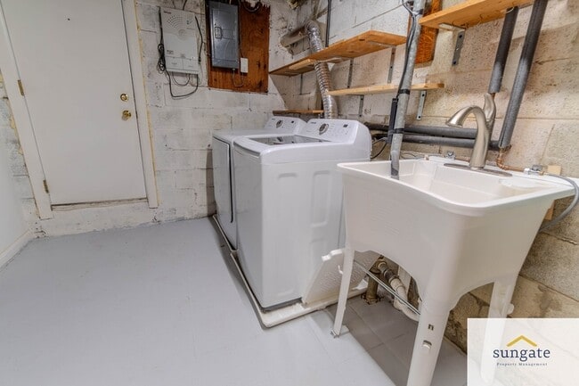 Building Photo - 8666 Oak Rd