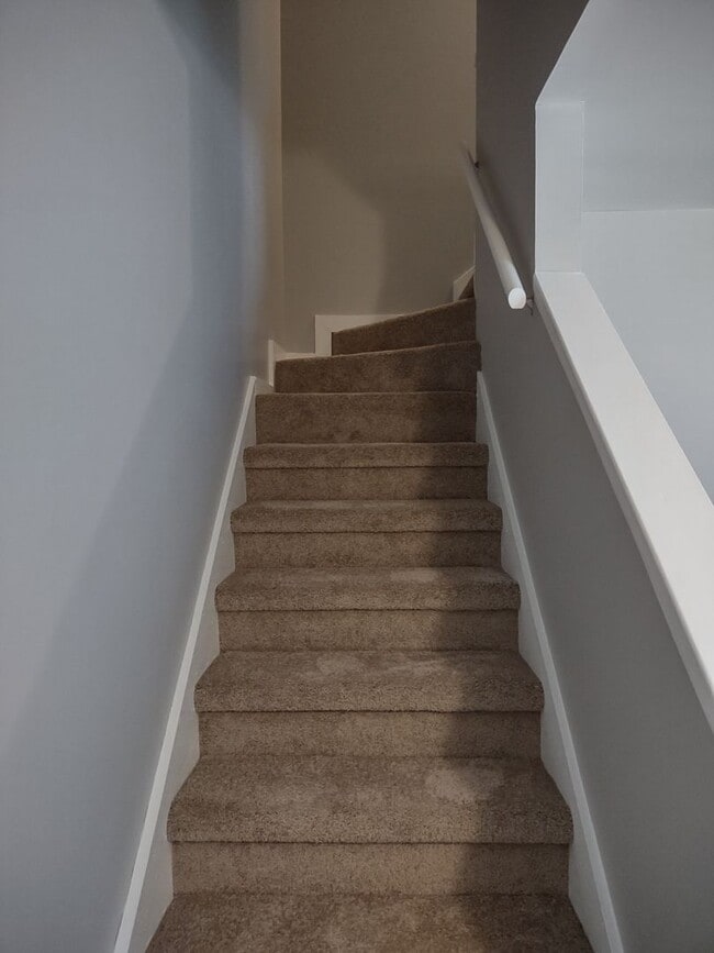 Building Photo - Fabulous Upgraded Three Bedroom/Two Bath Townhome - Walking Distance to Lexington Medical Center