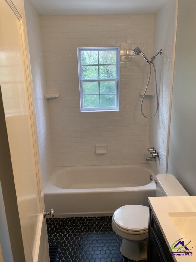 Building Photo - 2740 Northwoods Dr S