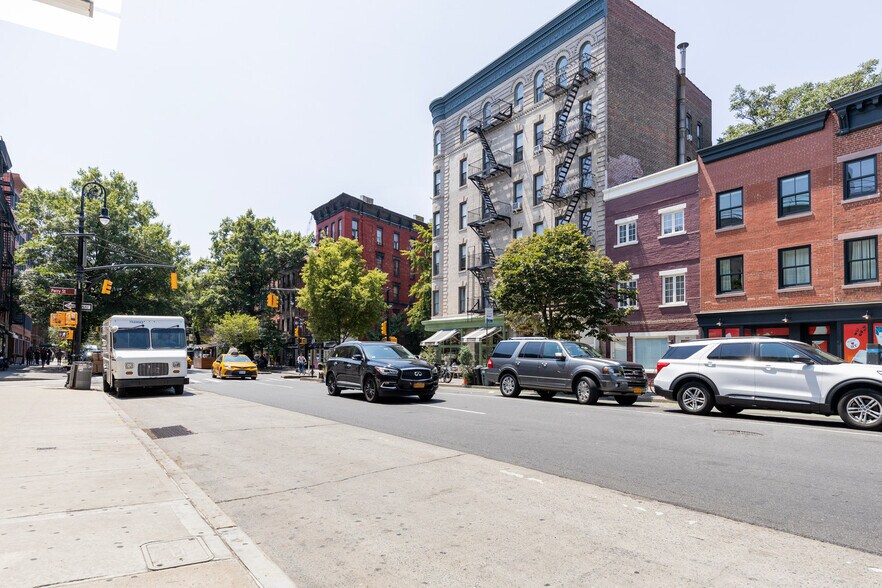 Building Photo - 562 Hudson St