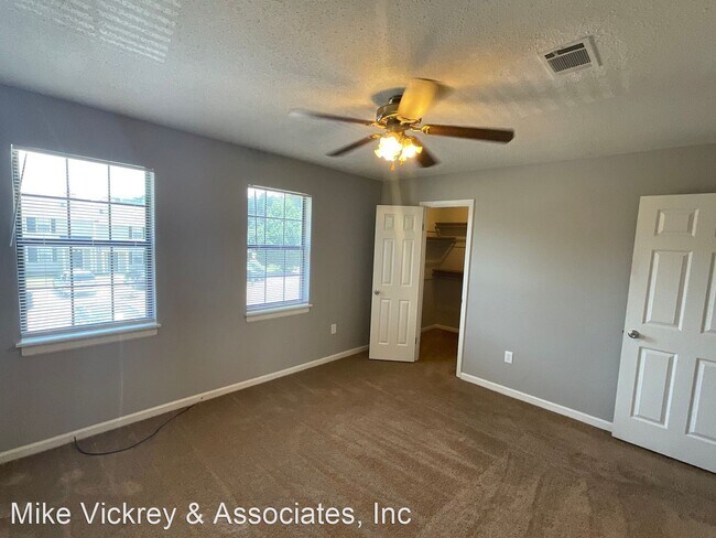 Building Photo - 2 br, 1.5 bath House - 3929 Miramar Court