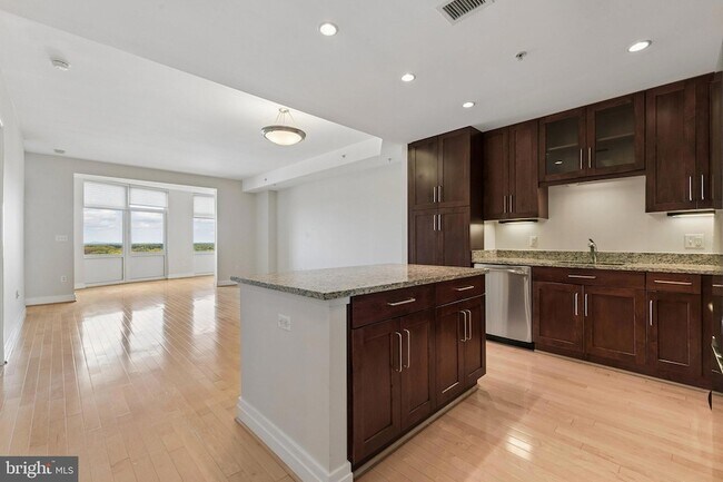 Building Photo - 8220 Crestwood Heights Dr