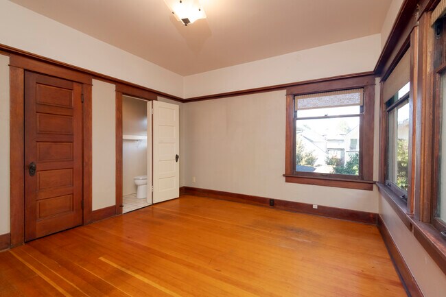 Building Photo - 528 18th Ave E