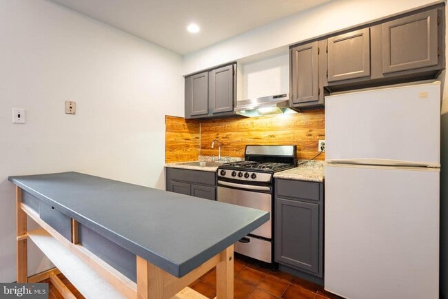 Building Photo - 1327 Snyder Ave