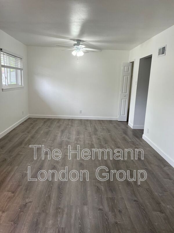 Building Photo - 451 Golden Valley Dr