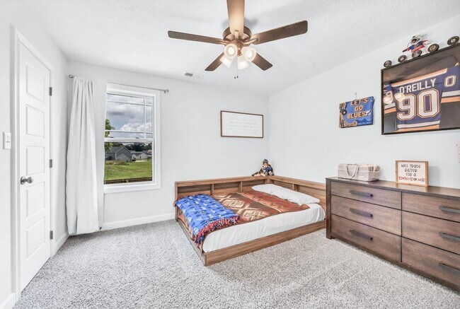 Building Photo - Pet Friendly Three Bedroom!