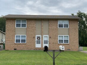 Building Photo - Convenient location , 2 bedroom 1.5 bath 9...
