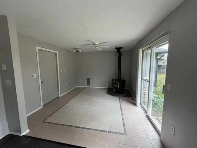Building Photo - Spacious Rambler for Lease